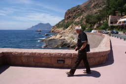 en route vers Vico, niche abrupte entre mer et soleil.