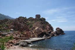 en route vers Vico, niche abrupte entre mer et soleil.