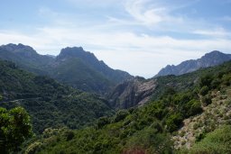 en route vers Vico, niche abrupte entre mer et soleil.